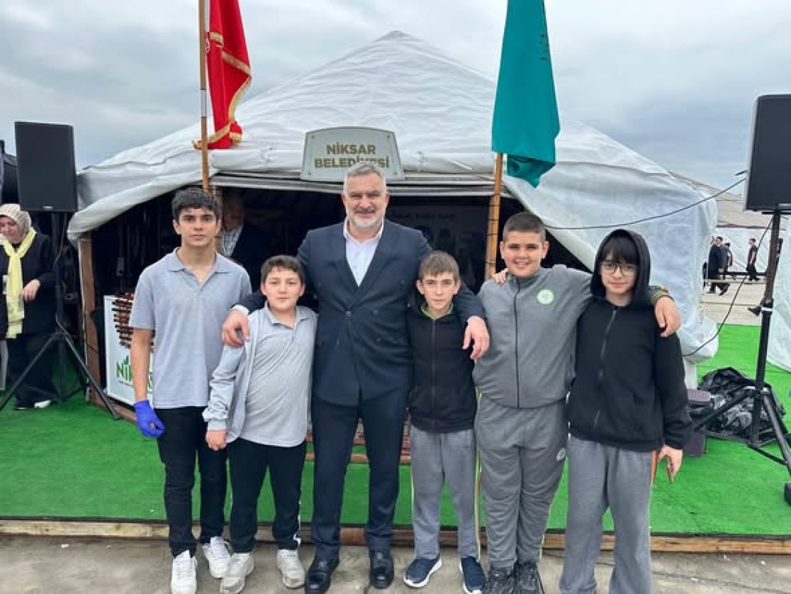 Belediye Başkanımız Semih Tepebaşı, 8. Etnospor Kültür Festivali kapsamında festival alanında kurduğumuz Niksar standımızı ziyaret eden kıymetli hemşehrilerimiz ve öğrenci kardeşlerimizle bir araya geldi