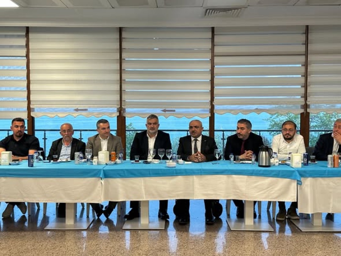 Belediye Başkanımız Semih Tepebaşı, Tokat Konfederasyonumuzun üyesi olan Niksar Dernekler Federasyonu tarafından düzenlenen; dernek başkanları ve federasyon yönetim kurulu üyelerinin katılımıyla gerçekleştirilen istişare toplantısına katılım sağladı