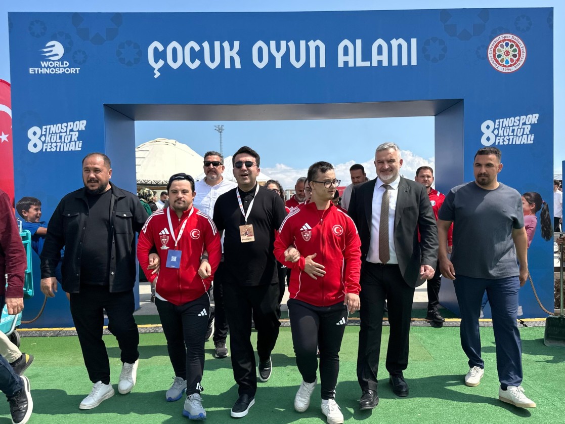 Belediye Başkanımız Semih Tepebaşı ve AK Parti Niksar Gençlik Kolları Başkanımız Burak Korkmaz, Yurtdışı Türkler ve Akraba Toplulukları (YTB) Başkanı Abdulhadi Turus ile birlikte 8. Etnospor Kültür Festivali alanındaki stantları gezdi