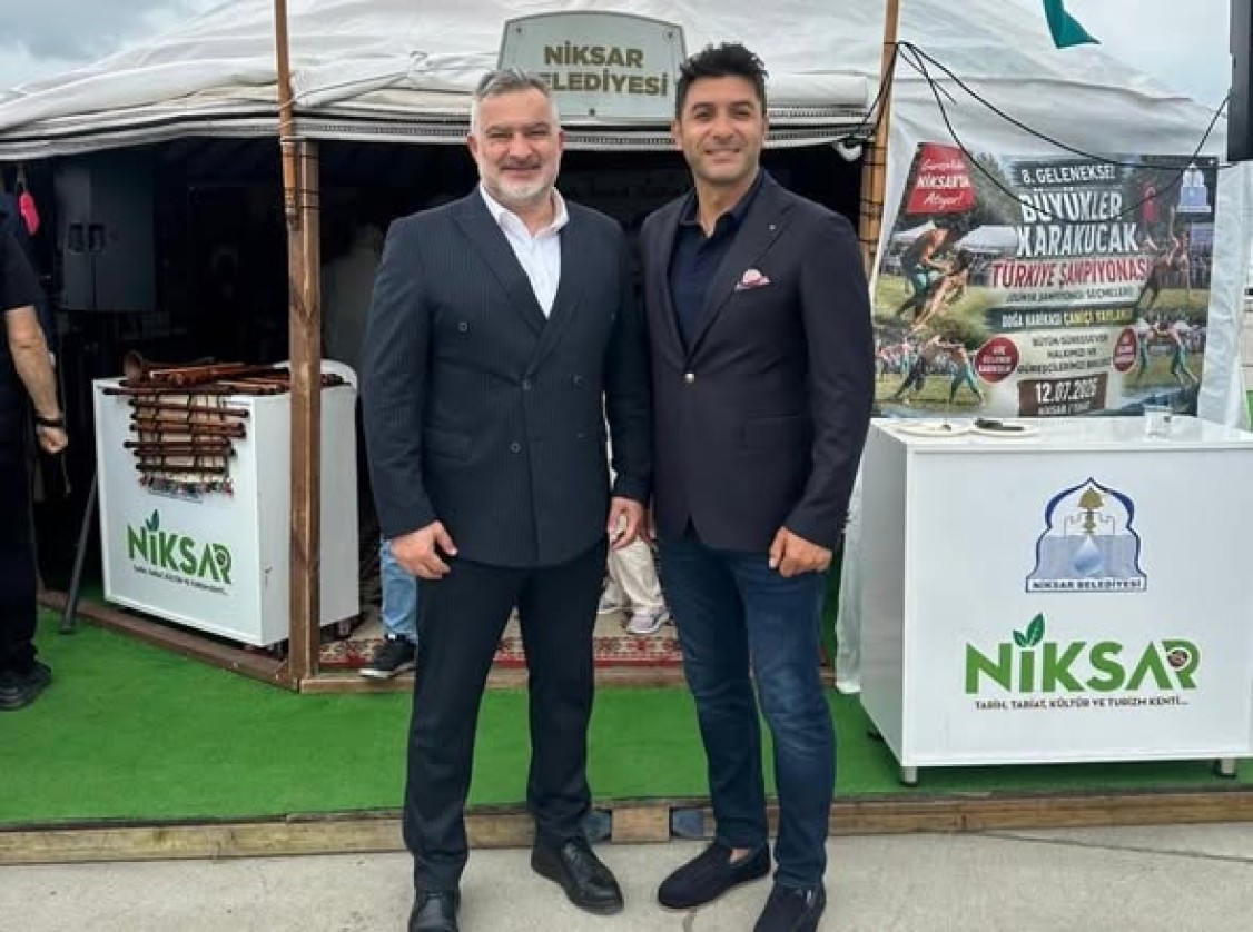 Belediye Başkanımız Semih Tepebaşı, 8. Etnospor Kültür Festivali kapsamında Türkiye Tenis Federasyonu Yönetim Kurulu Üyesi İsmail Hakkı Kurt ile festival alanında ziyaret eden hemşehrilerimiz ve misafirlerimizle bir araya geldi