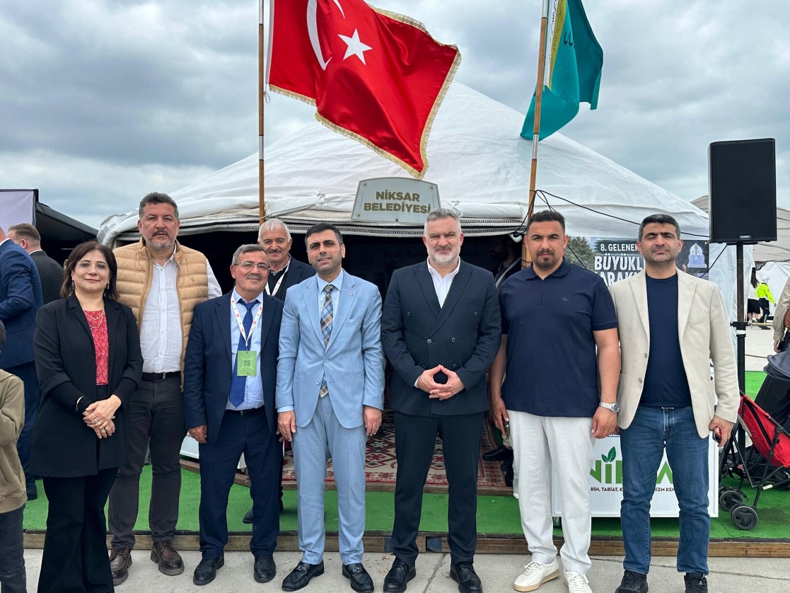 AK Parti Merkez Disiplin Kurulu Üyesi Mir Sedrettin Karahan ve TOKKON Yönetim Kurulu Üyesi Öznur Çelik, 8. Etnospor Kültür Festivali kapsamında festival alanında kurduğumuz Niksar standımızı ziyaret etti