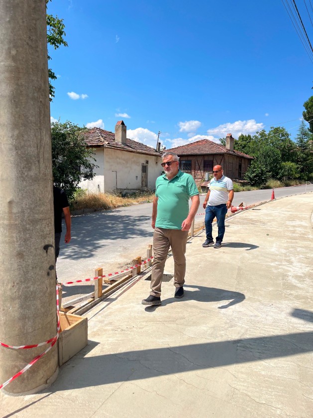 Belediye Başkanımız Semih Tepebaşı, Fen İşleri Müdürlüğü ve Park ve Bahçeler Müdürlüğü yetkilileriyle birlikte Ayvaz Mahallesi’nde belediyemiz tarafından yapımı devam eden kaldırım çalışması alanında incelemelerde bulundu