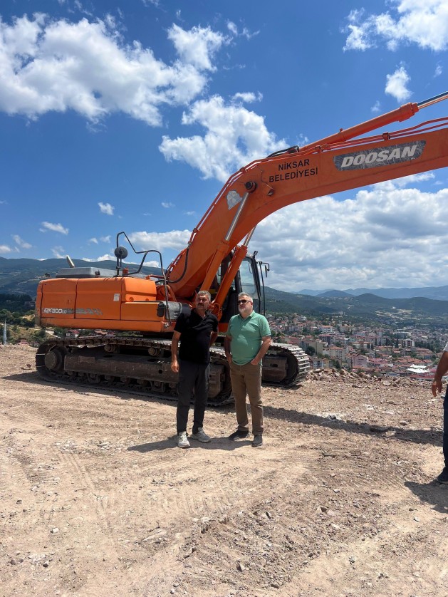 Belediye Başkanımız Semih Tepebaşı, Fen İşleri Müdürlüğü ve Park ve Bahçeler Müdürlüğü birim yetkilileriyle birlikte İsmetpaşa Mahallemizde hayata geçirilmesi planlanan proje alanında incelemelerde bulundu