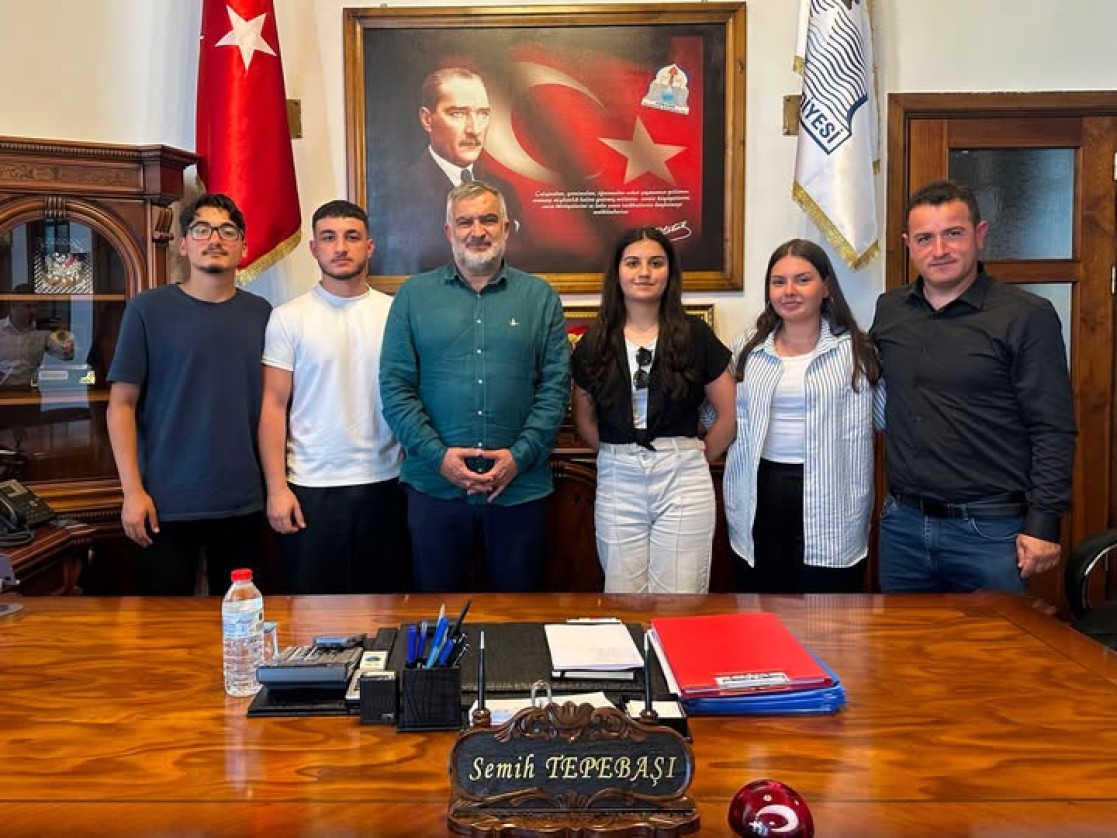 Erikbelen Köyü Muhtarı Hasbi Gül ve derneğin gençlik kolları yönetim k...