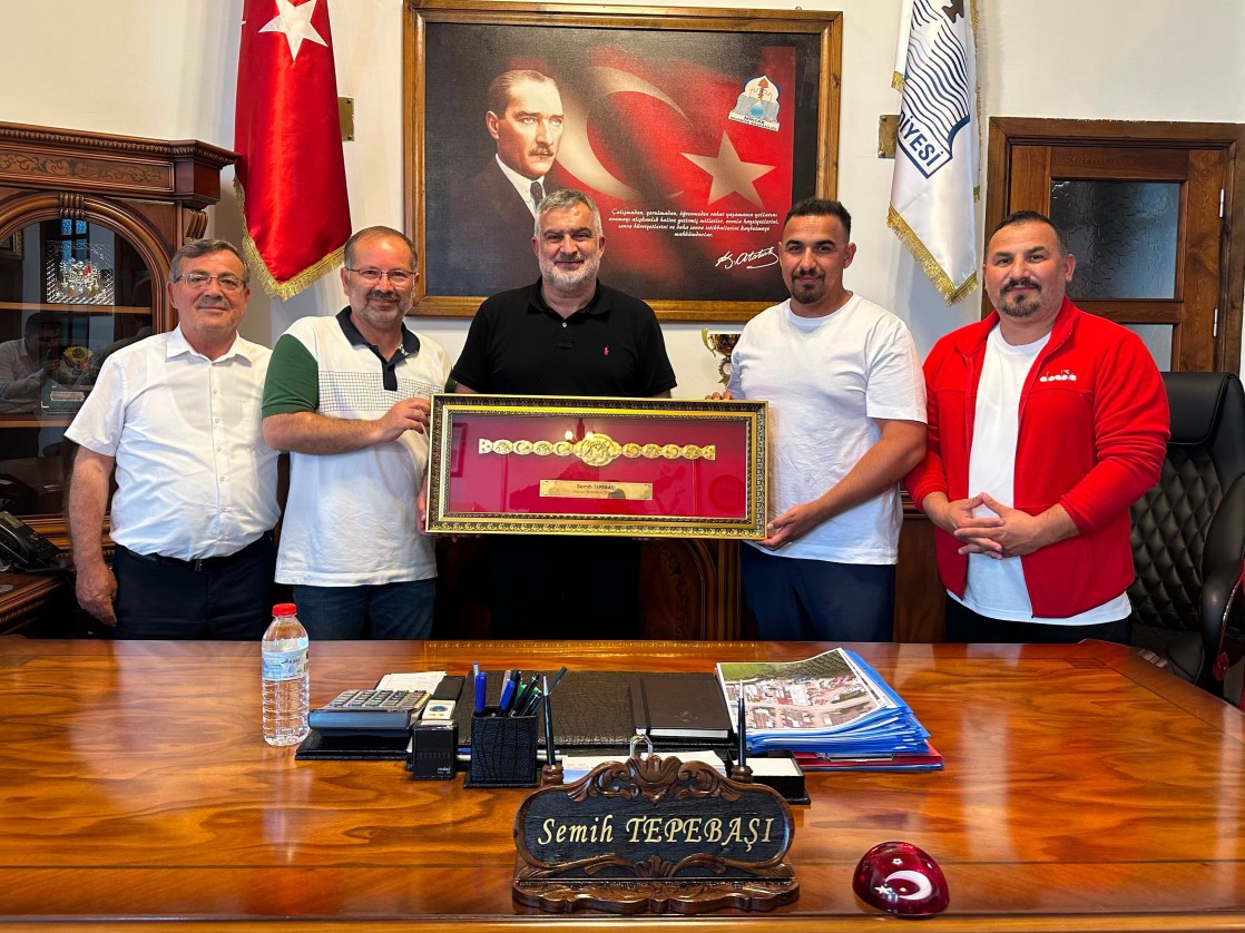8. Ahi Pehlivan Karakucak Güreşleri ve Büyükler Karakucak Türkiye Şampiyonası sonrasında, Güreş Tertip Komitemiz Belediye Başkanımız Semih Tepebaşı’nı makamında ziyaret etti.