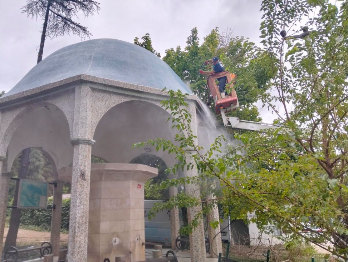 Ayvaz Mahallemizde bulunan Ayvaz Parkı’ndaki şadırvanımız, Tokat Belediyemizin destekleriyle temizlik çalışmalarında kullanılan jet yıkama aracı ile detaylı şekilde temizlenmiştir