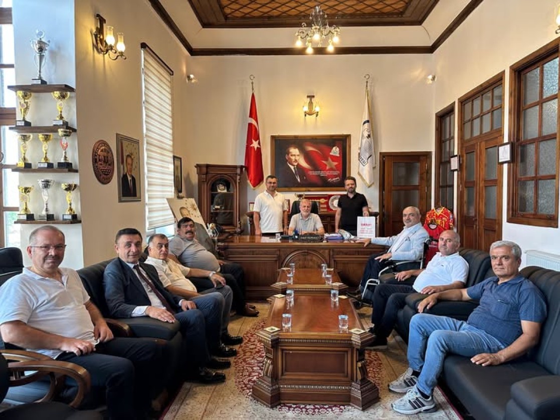 Belediye Başkan Yardımcımız Mustafa Koyuncu, TOKKON Başkanı Ahmet Yılmaz ve beraberindeki yönetim kurulu üyelerini makamında ağırladı