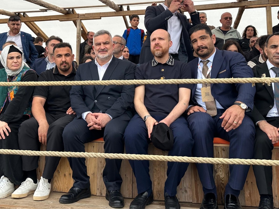 Belediye Başkanımız Semih Tepebaşı, Dünya Etnospor Birliği Başkanı Sayın Bilal Erdoğan ile birlikte 8. Etnospor Kültür Festivali kapsamında düzenlenen güreş müsabakalarını takip etti