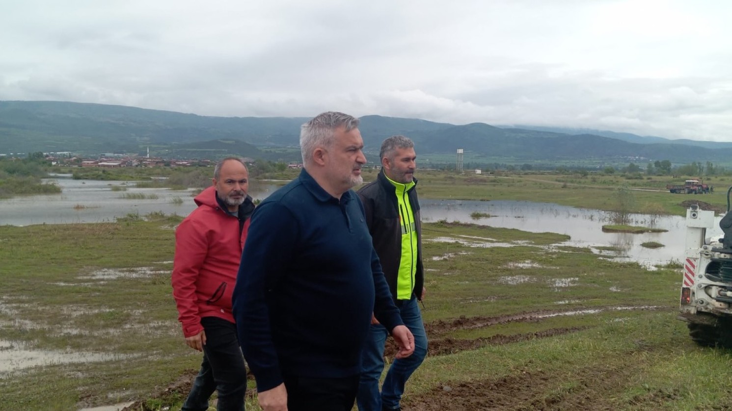 Belediye Başkanımız Semih Tepebaşı, Kelkit Irmağı setti Mahmudiye Köyü bölgesinde yürütülen çalışmaları yerinde inceleyerek yetkililerden bilgi aldı