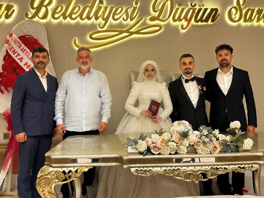 Belediye Başkanımız Semih Tepebaşı, Melike Kütükçü ile Abdülbaki Kaya’nın nikâh merasimine katılarak genç çiftimizin mutluluğuna ortak oldu