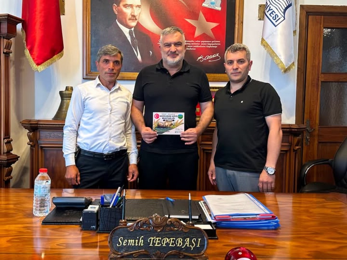 Belediye Başkanımız Semih Tepebaşı, Reşadiye ilçesine bağlı Güzeldere Köyü Muhtarı Durmuş İnan ve beraberindeki kıymetli hemşehrilerimizi belediyemizde misafir etti