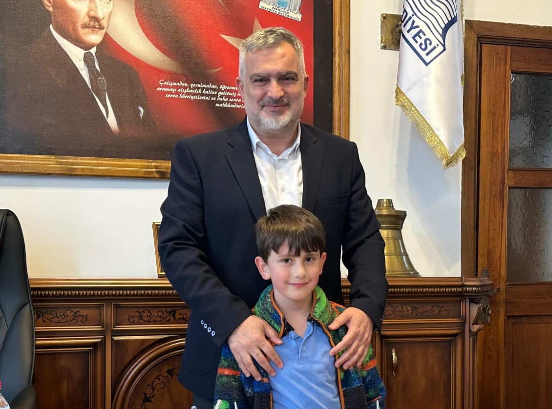 Belediye Başkanımız Semih Tepebaşı, Yunus Emre Ergökmen isimli minik m...