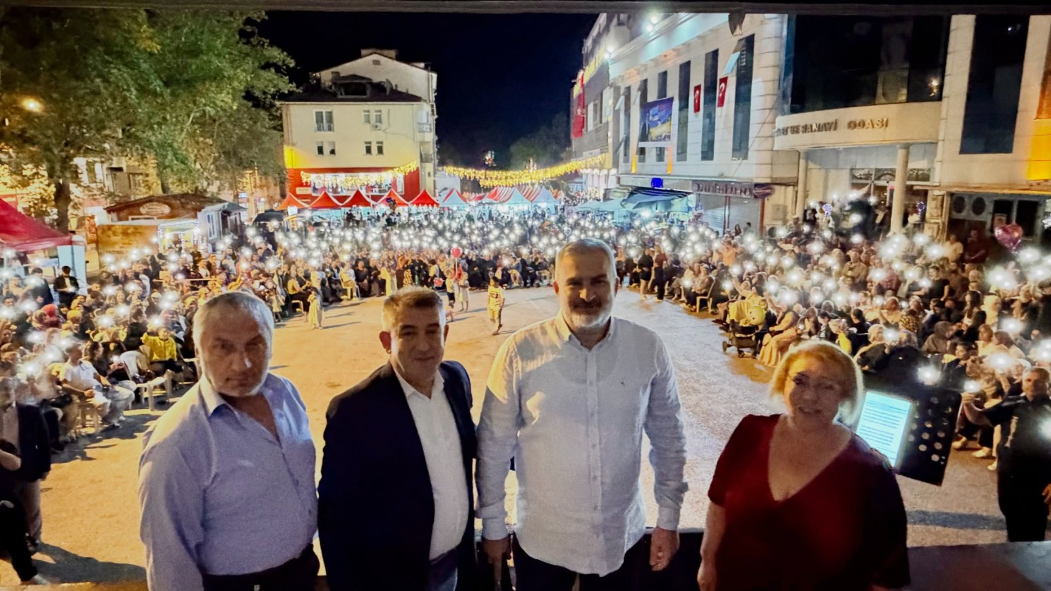 Niksar Ayvaz Su Fest kapsamında Cumhuriyet Meydanı’nda sahne alan Temel Kaya ve Güladiye Meydan, birbirinden güzel yöresel ezgilerle hemşehrilerimize unutulmaz bir gece yaşattı
